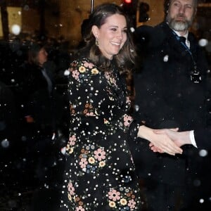 La duchesse Catherine de Cambridge, enceinte et vêtue d'une robe Orla Kiely, inaugurait le 28 février 2018 l'exposition "Géants de l'ère victorienne : la naissance de la photographie d'art", à la National Portrait Gallery, dont elle assume le patronage, à Londres. Elle en a signé l'avant-propos ainsi qu'un parcours d'oeuvres choisies par ses soins.