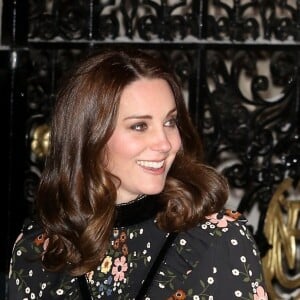 La duchesse Catherine de Cambridge, enceinte et vêtue d'une robe Orla Kiely, inaugurait le 28 février 2018 l'exposition "Géants de l'ère victorienne : la naissance de la photographie d'art", à la National Portrait Gallery, dont elle assume le patronage, à Londres. Elle en a signé l'avant-propos ainsi qu'un parcours d'oeuvres choisies par ses soins.