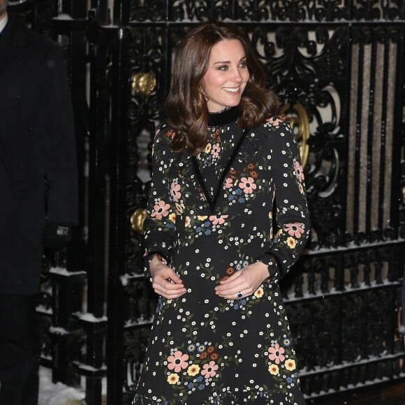 La duchesse Catherine de Cambridge, enceinte et vêtue d'une robe Orla Kiely, inaugurait le 28 février 2018 l'exposition "Géants de l'ère victorienne : la naissance de la photographie d'art", à la National Portrait Gallery, dont elle assume le patronage, à Londres. Elle en a signé l'avant-propos ainsi qu'un parcours d'oeuvres choisies par ses soins.