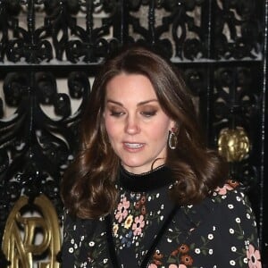 La duchesse Catherine de Cambridge, enceinte et vêtue d'une robe Orla Kiely, inaugurait le 28 février 2018 l'exposition "Géants de l'ère victorienne : la naissance de la photographie d'art", à la National Portrait Gallery, dont elle assume le patronage, à Londres. Elle en a signé l'avant-propos ainsi qu'un parcours d'oeuvres choisies par ses soins.