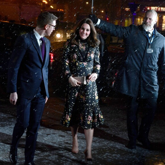 La duchesse Catherine de Cambridge, enceinte et vêtue d'une robe Orla Kiely, inaugurait le 28 février 2018 l'exposition "Géants de l'ère victorienne : la naissance de la photographie d'art", à la National Portrait Gallery, dont elle assume le patronage, à Londres. Elle en a signé l'avant-propos ainsi qu'un parcours d'oeuvres choisies par ses soins.