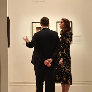 La duchesse Catherine de Cambridge, enceinte et vêtue d'une robe Orla Kiely, inaugurait le 28 février 2018 l'exposition "Géants de l'ère victorienne : la naissance de la photographie d'art", à la National Portrait Gallery, dont elle assume le patronage, à Londres. Elle en a signé l'avant-propos ainsi qu'un parcours d'oeuvres choisies par ses soins.