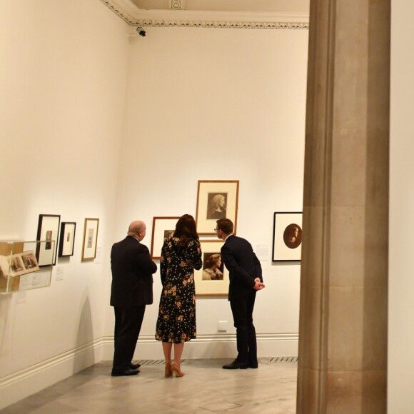 La duchesse Catherine de Cambridge, enceinte et vêtue d'une robe Orla Kiely, inaugurait le 28 février 2018 l'exposition "Géants de l'ère victorienne : la naissance de la photographie d'art", à la National Portrait Gallery, dont elle assume le patronage, à Londres. Elle en a signé l'avant-propos ainsi qu'un parcours d'oeuvres choisies par ses soins.