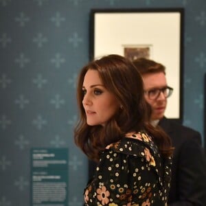 La duchesse Catherine de Cambridge, enceinte et vêtue d'une robe Orla Kiely, inaugurait le 28 février 2018 l'exposition "Géants de l'ère victorienne : la naissance de la photographie d'art", à la National Portrait Gallery, dont elle assume le patronage, à Londres. Elle en a signé l'avant-propos ainsi qu'un parcours d'oeuvres choisies par ses soins.