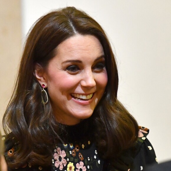 La duchesse Catherine de Cambridge, enceinte et vêtue d'une robe Orla Kiely, inaugurait le 28 février 2018 l'exposition "Géants de l'ère victorienne : la naissance de la photographie d'art", à la National Portrait Gallery, dont elle assume le patronage, à Londres. Elle en a signé l'avant-propos ainsi qu'un parcours d'oeuvres choisies par ses soins.