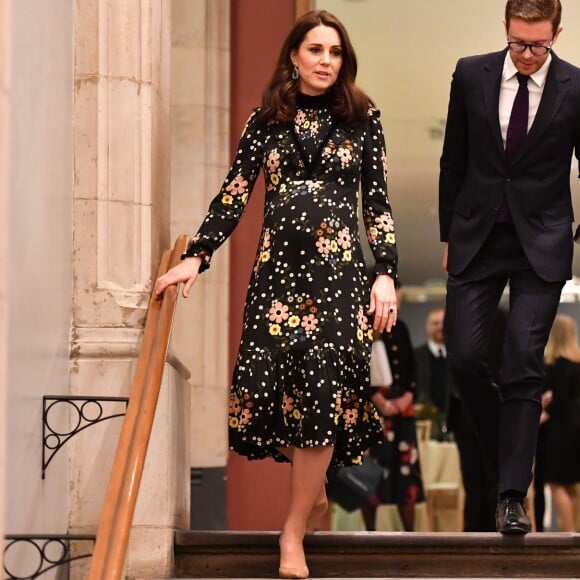 La duchesse Catherine de Cambridge, enceinte et vêtue d'une robe Orla Kiely, inaugurait le 28 février 2018 l'exposition "Géants de l'ère victorienne : la naissance de la photographie d'art", à la National Portrait Gallery, dont elle assume le patronage, à Londres. Elle en a signé l'avant-propos ainsi qu'un parcours d'oeuvres choisies par ses soins.