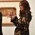 La duchesse Catherine de Cambridge, enceinte et vêtue d'une robe Orla Kiely, inaugurait le 28 février 2018 l'exposition "Géants de l'ère victorienne : la naissance de la photographie d'art", à la National Portrait Gallery, dont elle assume le patronage, à Londres. Elle en a signé l'avant-propos ainsi qu'un parcours d'oeuvres choisies par ses soins.