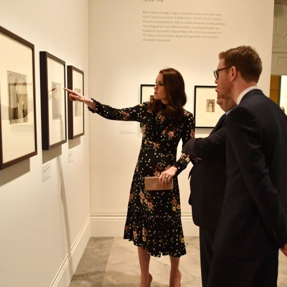 La duchesse Catherine de Cambridge, enceinte et vêtue d'une robe Orla Kiely, inaugurait le 28 février 2018 l'exposition "Géants de l'ère victorienne : la naissance de la photographie d'art", à la National Portrait Gallery, dont elle assume le patronage, à Londres. Elle en a signé l'avant-propos ainsi qu'un parcours d'oeuvres choisies par ses soins.