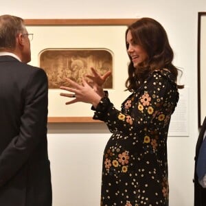 La duchesse Catherine de Cambridge, enceinte et vêtue d'une robe Orla Kiely, inaugurait le 28 février 2018 l'exposition "Géants de l'ère victorienne : la naissance de la photographie d'art", à la National Portrait Gallery, dont elle assume le patronage, à Londres. Elle en a signé l'avant-propos ainsi qu'un parcours d'oeuvres choisies par ses soins.