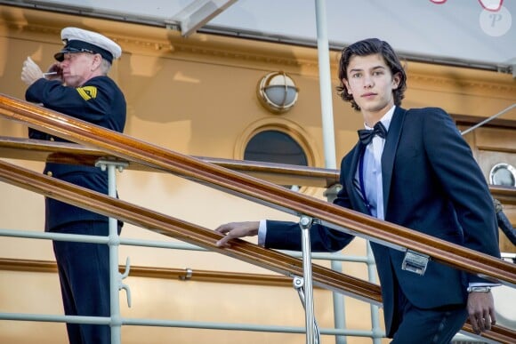 Le prince Nikolai de Danemark montant à bord du Dannebrog, le yacht royal, pour ses 18 ans le 28 août 2017.
