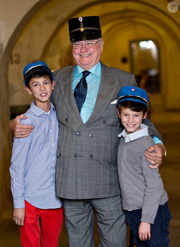 Le prince Henrik de Danemark photographié en 2013 avec ses petits-fils le prince Nikolai et le prince Felix.