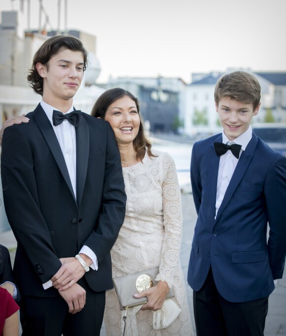 Le prince Nikolai de Danemark avec sa mère la comtesse Alexandra de Frederiksborg (Manley) et son frère le prince Felix lors de ses 18 ans le 28 août 2017.