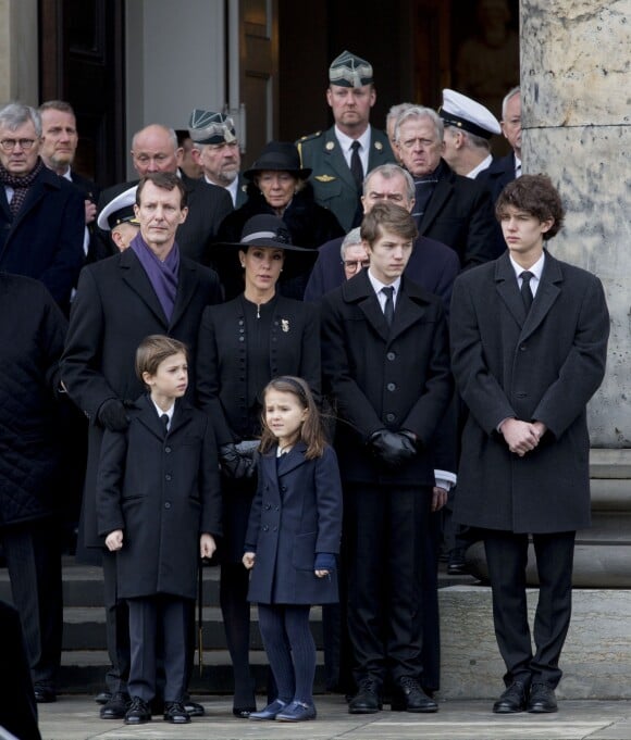Le prince Nikolai de Danemark (à droite) avec la famille royale de Danemark à la sortie des obsèques du prince Henrik en l'église du château de Christiansborg à Copenhague le 20 février 2018