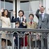 Le prince Joachim et la princesse Marie de Danemark avec leurs enfants le prince Nikolai, le prince Félix, le prince Henrik et la princesse Athena au balcon du palais royal Amalienborg le 16 avril 2016 lors du 76e anniversaire de la reine Margrethe II.