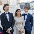 Le prince Nikolai de Danemark avec sa mère la comtesse Alexandra de Frederiksborg et son frère cadet le prince Felix le 28 août 2017 avant d'embarquer à bord du yacht royal Dannebrog pour fêter son 18e anniversaire.