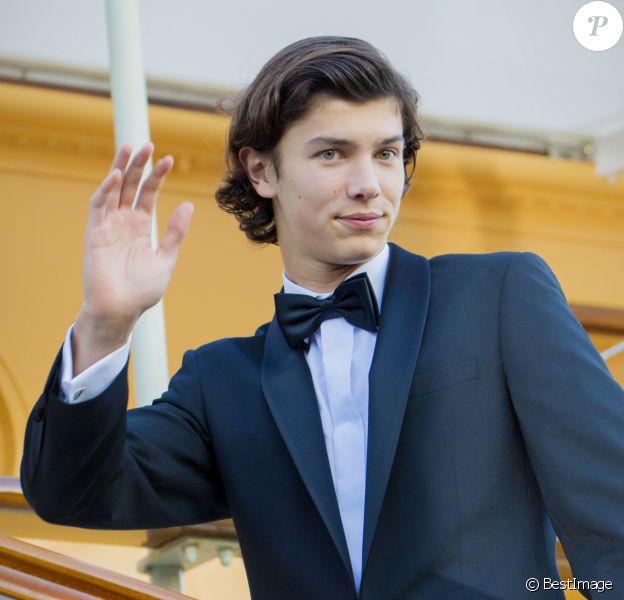 Le prince Nikolai de Danemark avec sa mère la comtesse Alexandra de Frederiksborg et son frère cadet le prince Felix le 28 août 2017 avant d'embarquer à bord du yacht royal Dannebrog pour fêter son 18e anniversaire.