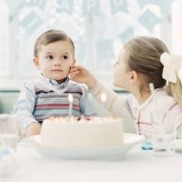 Oscar de Suède : Un petit prince tout heureux pour ses 2 ans, câliné par Estelle