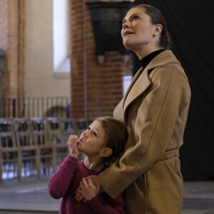 La princesse Victoria de Suède découvrait le 22 février 2018 l'exposition Vivat Regina à la cathédrale de Stockholm avec ses enfants la princesse Estelle et le prince Oscar de Suède. ©Louise Linde/Stella Pictures/ABACAPRESS.COM