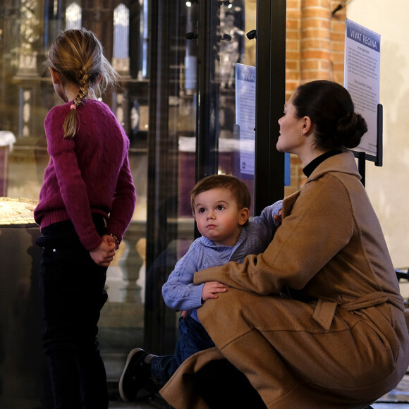 La princesse Victoria de Suède découvrait le 22 février 2018 l'exposition Vivat Regina à la cathédrale de Stockholm avec ses enfants la princesse Estelle et le prince Oscar de Suède. ©Louise Linde/Stella Pictures/ABACAPRESS.COM