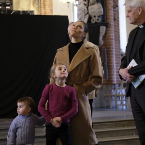 La princesse Victoria de Suède découvrait le 22 février 2018 l'exposition Vivat Regina à la cathédrale de Stockholm avec ses enfants la princesse Estelle et le prince Oscar de Suède. ©Louise Linde/Stella Pictures/ABACAPRESS.COM