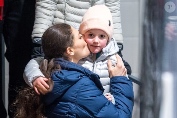 La princesse Victoria de Suède et sa fille la princesse Estelle le 25 janvier 2018 à Ockelbo lors d'un match de hockey sur glace que disputait le prince Daniel avec son équipe Gen-Pep.