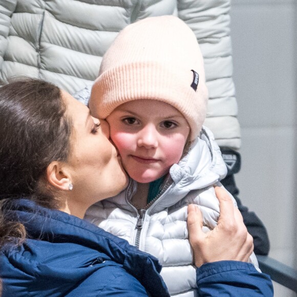 La princesse Victoria de Suède et sa fille la princesse Estelle le 25 janvier 2018 à Ockelbo lors d'un match de hockey sur glace que disputait le prince Daniel avec son équipe Gen-Pep.