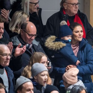 La princesse Victoria de Suède et son fils le prince Oscar le 25 janvier 2018 à Ockelbo lors d'un match de hockey sur glace que disputait le prince Daniel avec son équipe Gen-Pep.