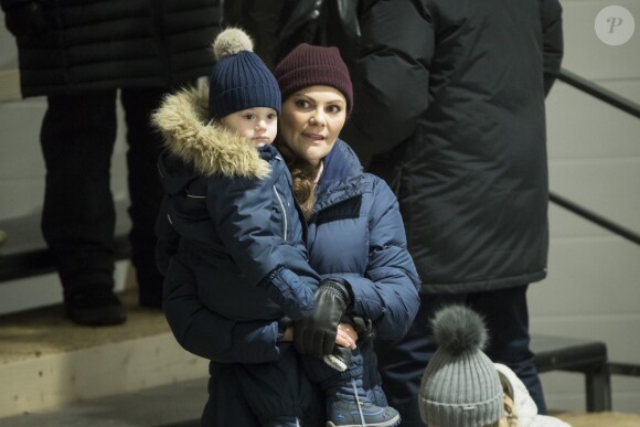 La princesse Victoria de Suède et son fils le prince Oscar le 25 janvier 2018 à Ockelbo lors d'un match de hockey sur glace que disputait le prince Daniel avec son équipe Gen-Pep.