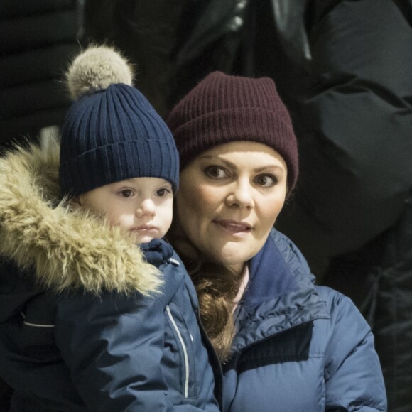 La princesse Victoria de Suède et son fils le prince Oscar le 25 janvier 2018 à Ockelbo lors d'un match de hockey sur glace que disputait le prince Daniel avec son équipe Gen-Pep.