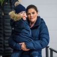  La princesse Victoria de Suède et son fils le prince Oscar le 25 janvier 2018 à Ockelbo lors d'un match de hockey sur glace que disputait le prince Daniel avec son équipe Gen-Pep. 