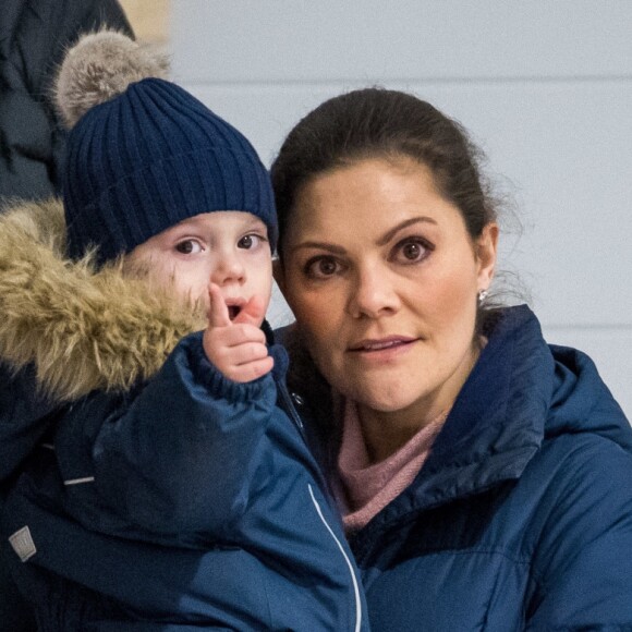 La princesse Victoria de Suède et son fils le prince Oscar le 25 janvier 2018 à Ockelbo lors d'un match de hockey sur glace que disputait le prince Daniel avec son équipe Gen-Pep.