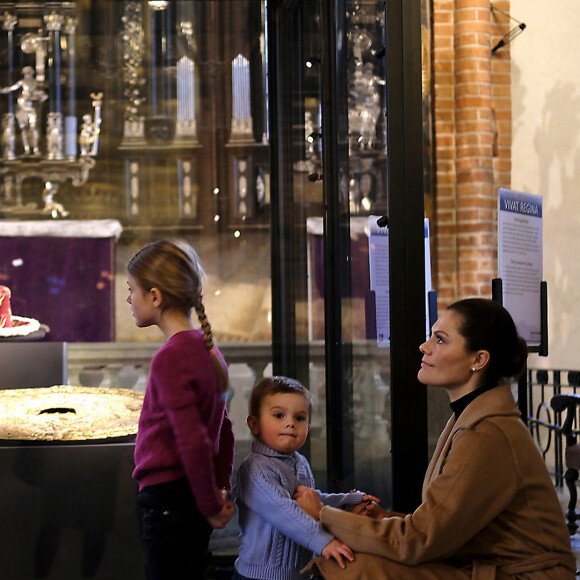 La princesse Victoria de Suède découvrait le 22 février 2018 l'exposition Vivat Regina à la cathédrale de Stockholm avec ses enfants la princesse Estelle et le prince Oscar de Suède. ©Louise Linde/Stella Pictures/ABACAPRESS.COM