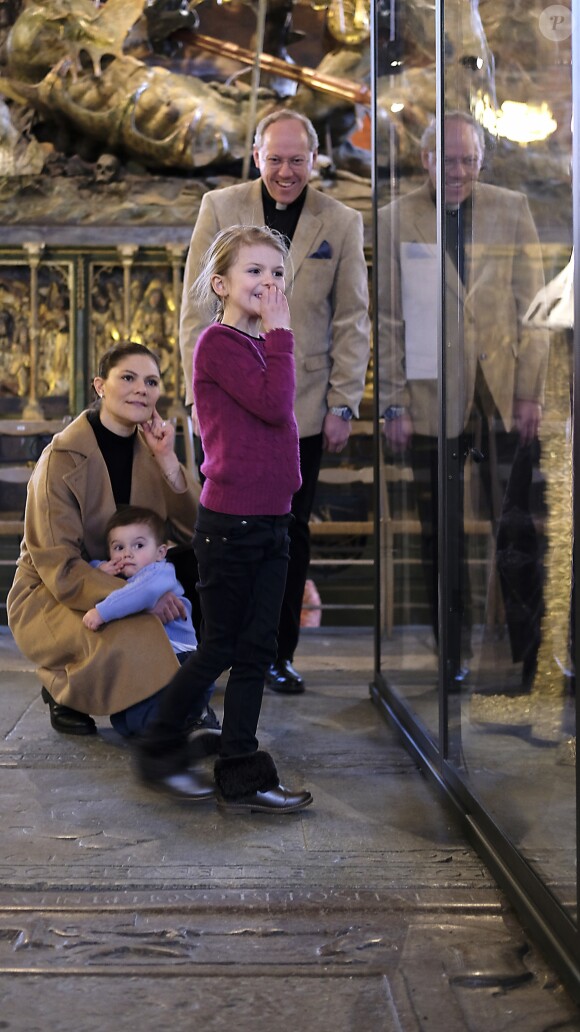 La princesse Victoria de Suède découvrait le 22 février 2018 l'exposition Vivat Regina à la cathédrale de Stockholm avec ses enfants la princesse Estelle et le prince Oscar de Suède. ©Louise Linde/Stella Pictures/ABACAPRESS.COM