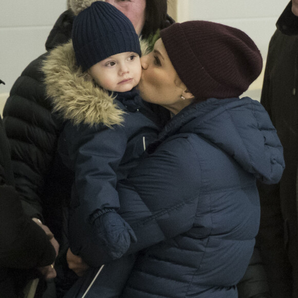 La princesse Victoria de Suède et son fils le prince Oscar le 25 janvier 2018 à Ockelbo lors d'un match de hockey sur glace que disputait le prince Daniel avec son équipe Gen-Pep.