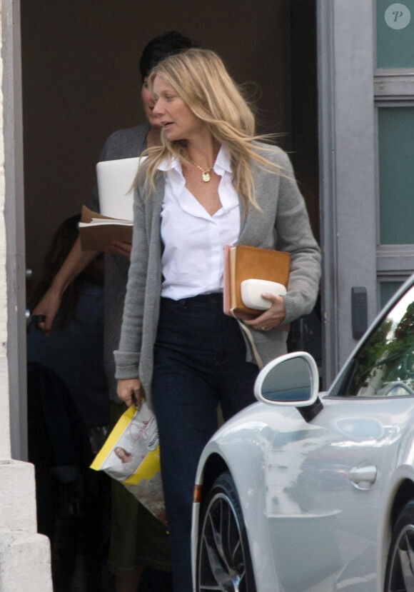 Exclusif - Gwyneth Paltrow sort d'un rendez-vous avec un sachet de popcorn à la main à Los Angeles le 27 février 2018. 