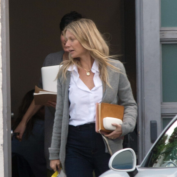 Exclusif - Gwyneth Paltrow sort d'un rendez-vous avec un sachet de popcorn à la main à Los Angeles le 27 février 2018. 