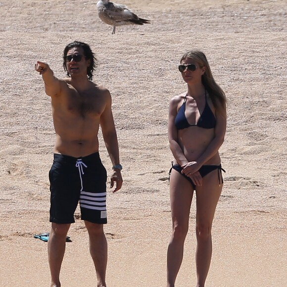 Exclusif - Prix spécial - No web - No blog - Gwyneth Paltrow profite d'une belle journée ensoleillée avec son compagnon Brad Falchuk sur une plage à  Cabo San Lucas au Mexique, le 2 avril 2017  Exclusive - Actress Gwyneth Paltrow on the beach in Cabo San Lucas, Mexico on April 2, 2017. Paltrow was enjoying the beach with her boyfriend Brad Falchuk02/04/2017 - Cabo San Lucas