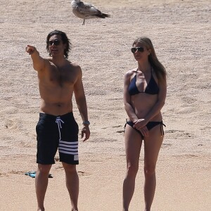 Exclusif - Prix spécial - No web - No blog - Gwyneth Paltrow profite d'une belle journée ensoleillée avec son compagnon Brad Falchuk sur une plage à  Cabo San Lucas au Mexique, le 2 avril 2017  Exclusive - Actress Gwyneth Paltrow on the beach in Cabo San Lucas, Mexico on April 2, 2017. Paltrow was enjoying the beach with her boyfriend Brad Falchuk02/04/2017 - Cabo San Lucas