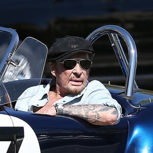 Johnny Hallyday accompagné de Maxim Nucci (Yodelice), arrive au restaurant "Soho House" à Malibu, au volant de son cabriolet AC Cobra marqué de son chiffre porte-bonheur, le numéro 7. Laeticia Hallyday, toujours en béquilles, les rejoint dans une autre voiture. Malibu, le 9 mars 2017.