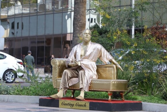 L'artiste de rue Plastic Jesus a installé une statue dorée représentant Harvey Weinstein, en robe de chambre, avec dans la main une statuette d'un Oscar, qu'il tient de façon phallique, avec inscrit en gros "CASTING COUCH (promotion canapé)" à proximité du Dolby Theater où se tiendra la 90e cérémonie des Oscar. Los Angeles, le 1er mars 2018.