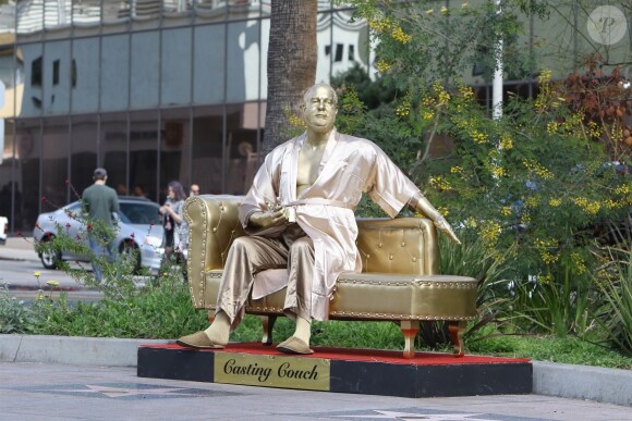 L'artiste de rue Plastic Jesus a installé une statue dorée représentant Harvey Weinstein, en robe de chambre, avec dans la main une statuette d'un Oscar, qu'il tient de façon phallique, avec inscrit en gros "CASTING COUCH (promotion canapé)" à proximité du Dolby Theater où se tiendra la 90e cérémonie des Oscar. Los Angeles, le 1er mars 2018.