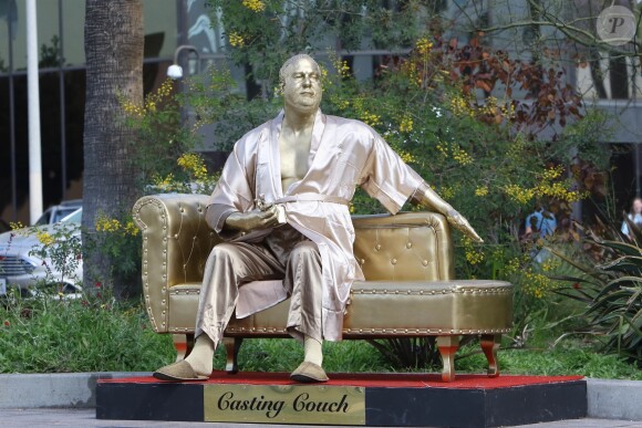 L'artiste de rue Plastic Jesus a installé une statue dorée représentant Harvey Weinstein, en robe de chambre, avec dans la main une statuette d'un Oscar, qu'il tient de façon phallique, avec inscrit en gros "CASTING COUCH (promotion canapé)" à proximité du Dolby Theater où se tiendra la 90ème cérémonie des Oscar. Los Angeles, le 1er mars 2018.