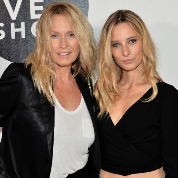 Estelle Lefébure et sa fille Ilona Smet au photocall de la 10e édition du "Etam Live Show" (Etam Lingerie) lors de la Fashion Week à l'école nationale supérieure des beaux-arts à Paris, le 26 septembre 2017. Photo by CVS-Veeren/Bestimage