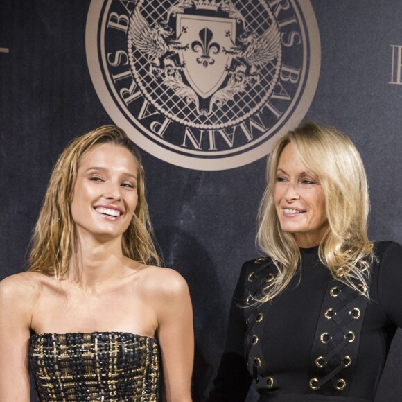 Ilona Smet et sa mère Estelle Lefébure au photocall de la soirée L'Oréal Paris X Balmain à l'école Nationale de Médecine lors de la Fashion Week Printemps/Eté 2018 à Paris, France, le 28 septembre 2017. © Olivier Borde/Bestimage