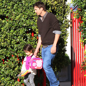 Exclusif - Mila Kunis et son mari Ashton Kutcher se promènent avec leur fille Wyatt Isabelle dans les rues de Los Angeles. Le 26 février 2018