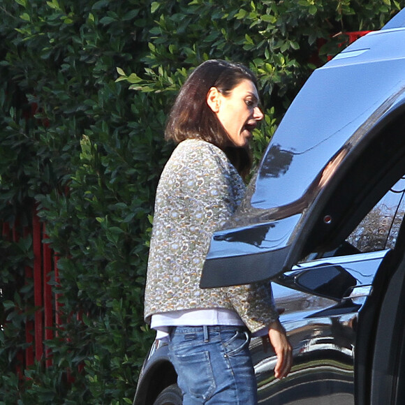 Exclusif - Mila Kunis et son mari Ashton Kutcher se promènent avec leur fille Wyatt Isabelle dans les rues de Los Angeles. Le 26 février 2018