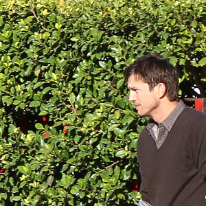Exclusif - Mila Kunis et son mari Ashton Kutcher se promènent avec leur fille Wyatt Isabelle dans les rues de Los Angeles. Le 26 février 2018