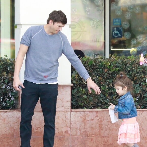 Exclusif - Ashton Kutcher, sa femme Mila Kunis et leurs enfants Wyatt et Dimitri vont chercher du yaourt glacé à emporter à Studio City le 7 janvier 2018