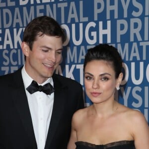Ashton Kutcher et sa femme Mila Kunis à la 6ème cérémonie Breakthrough Prize au NASA Ames Research Center à Mountain View, le 3 décembre 2017