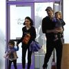 Mila Kunis et son mari Ashton Kutcher se promènent avec leurs enfants Wyatt et Dimitri à Los Angeles le 20 janvier 2018.